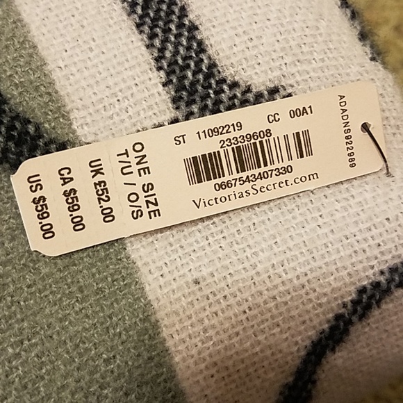 Victoria's Secret Blanket NWT - Picture 4 of 4